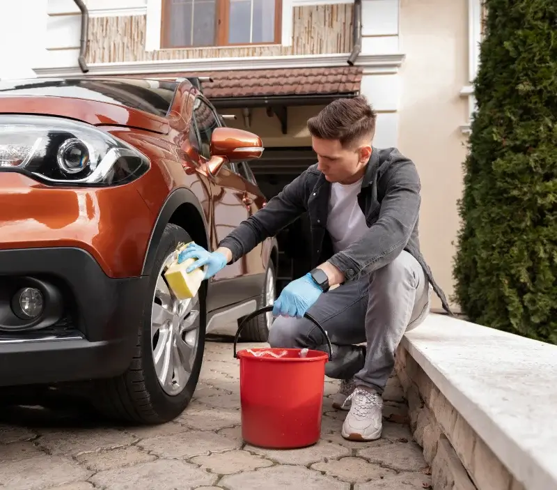 Lavage auto à domicile Villemoustaussou : professionnel intervenant sur un véhicule